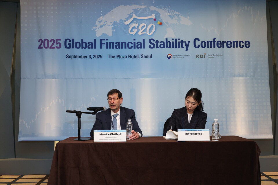 모리스 옵스펠트 피터슨 국제경제연구소 선임 연구위원이 기자들의 질문에 답을 하고 있다. (사진제공=한국개발연구원)