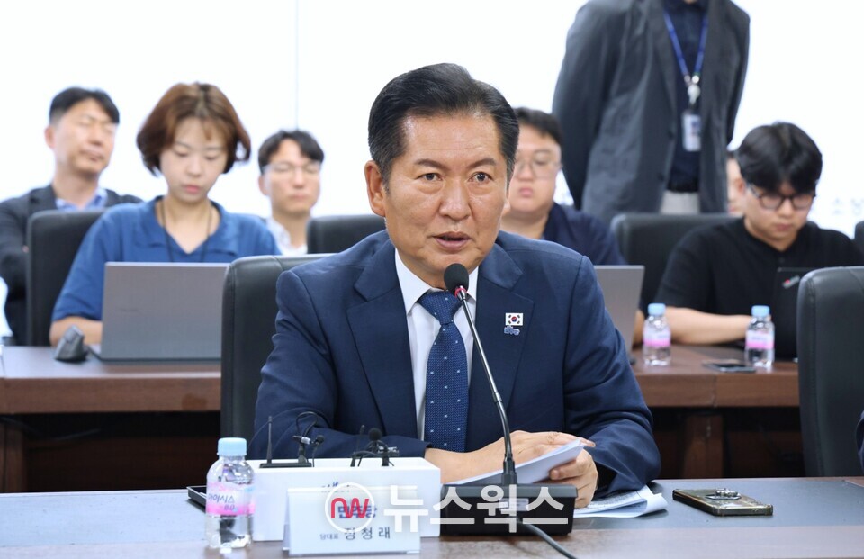 정청래 더불어민주당 대표가 3일 서울 여의도 소상공인연합회를 찾아 정책간담회를 열고 인사말을 하고 있다. (사진제공=소상공인연합회)