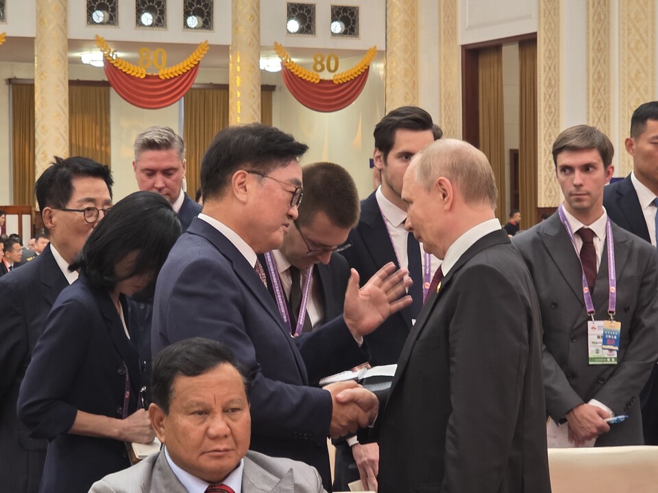 우원식(왼쪽) 국회의장이 3일 중국 베이징에서 열린 전승절 80주년 기념식 리셉션에서 블라디미르 푸틴 러시아 대통령과 대화하고 있다. (사진=뉴스1)