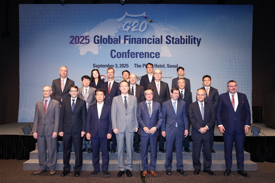 2025 금융안정 컨퍼런스 참석자들이 기념 촬영을 하고 있다. (사진제공=한국개발연구원)