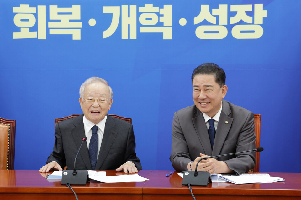 김병기 더불어민주당 원내대표가 3일 오후 서울 여의도 국회에서 경제6단체 대표단 면담에서 손경식 한국경영자총협회(경총) 회장과 대화하고 있다. (사진=뉴스1)