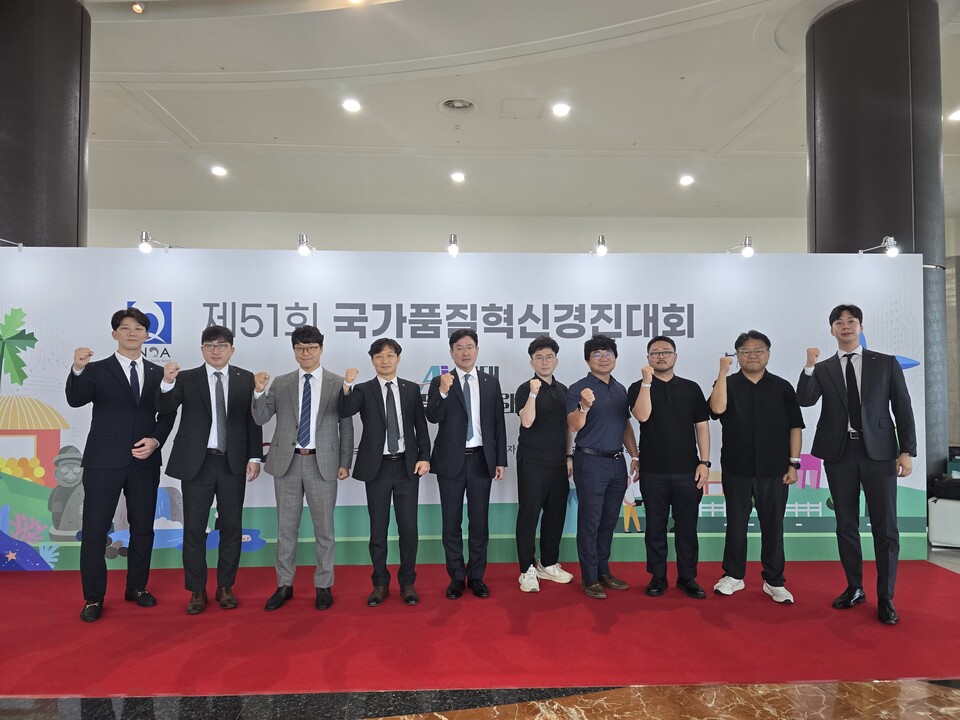 지난 29일 제주국제컨벤션에서 열린 '제51회 국가품질혁신경진대회'에 처음 출전한 DB손해보험 '활동마중물' 분임조와 ㈜AIO2O '매직A카드' 분임조가 동상을 수상하고 기념 촬영을 하고 있다. (사진제공=DB손해보험)