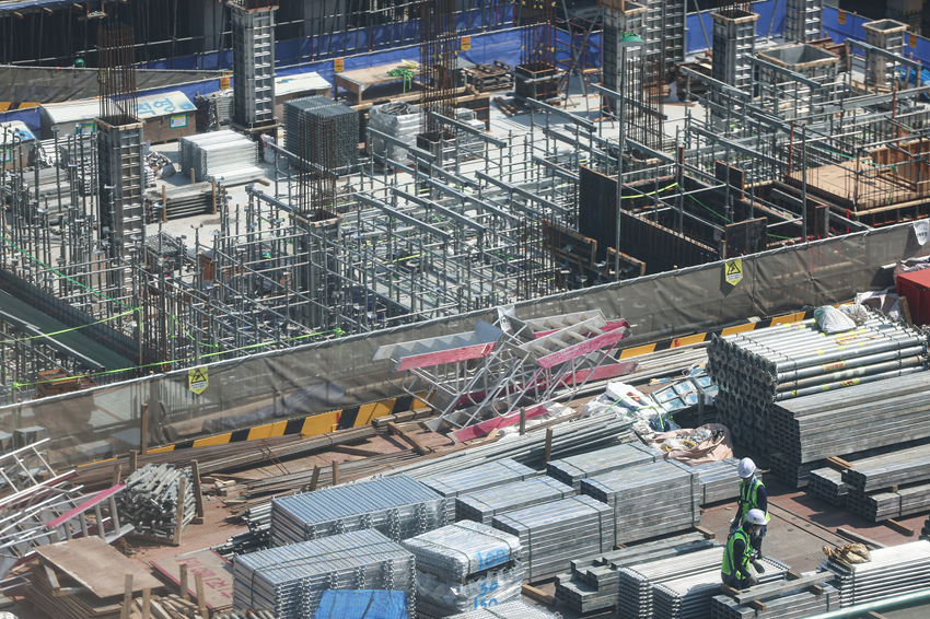 서울 시내 한 아파트 건설현장에서 근로자들이 작업하는 모습. 본문과 관련 없음. (사진=뉴스1)