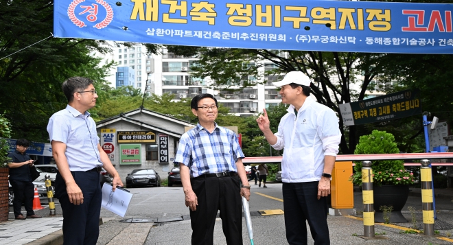 오세훈 서울시장이 4일오전 준공업지역 법적 상한용적율 도입 1호 대상지로 선정된 도봉구 '삼환도봉아파트'를 찾아 일대를 점검하고 있다. (사진제공=서울시)