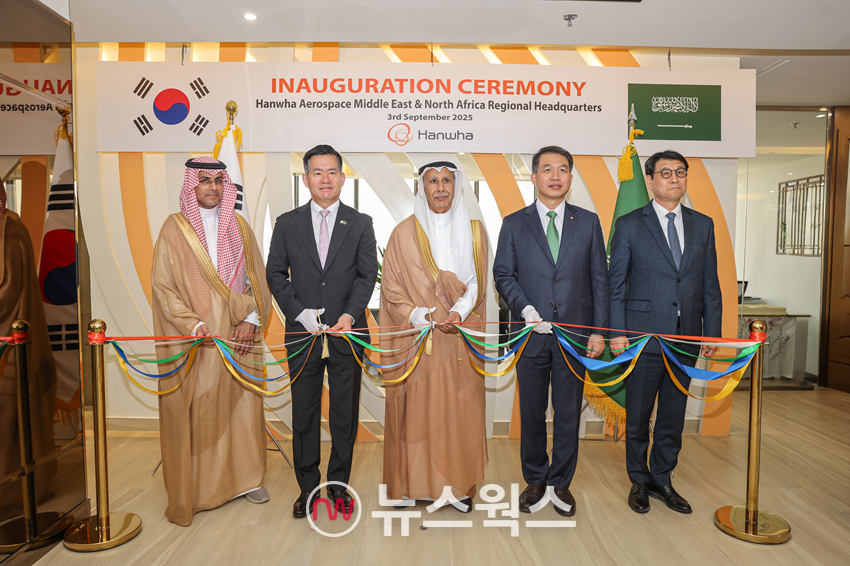 한화에어로스페이스 중동 총괄법인 및 현지 정부 군수 관계자들이 3일(현지시간) 사우디아라비야 리야드에서 열린 한화에어로스페이스 중동 총괄법인 개소식에서 기념촬영을 하고 있다. (사진제공=한화에어로스페이스)