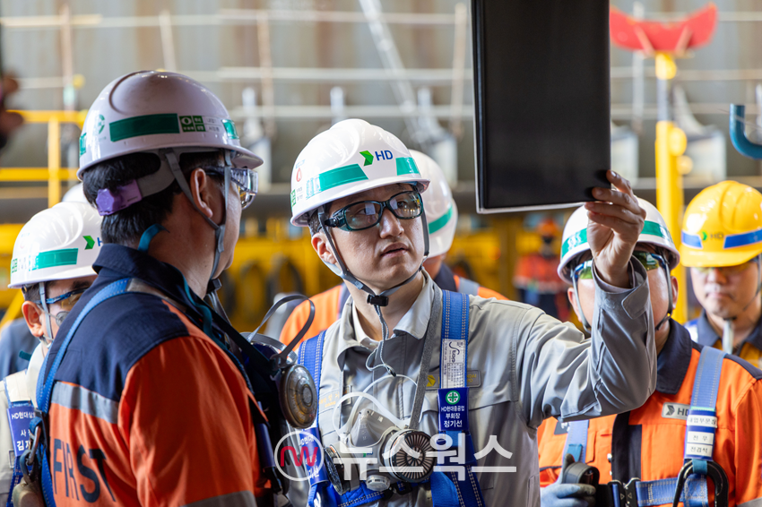 정기선(가운데) HD현대 수석부회장이 4일 전남 영암군 HD현대삼호 조선소를 찾아 주요 생산 설비와 고위험 작업 현장을 점검하고 있다. (사진제공=HD현대)