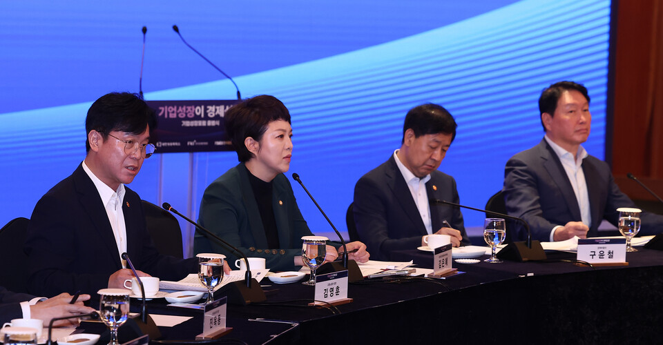 김영훈(왼쪽 첫 번째) 고용노동부 장관이 4일 서울 중구 소공동 롯데호텔에서 열린 대한상의 기업성장포럼 출범식에서 모두발언을 하고 있는 가운데, 김은혜 국민의힘 의원이 김 장관 바로 옆에 앉아있다. (사진=뉴스1)