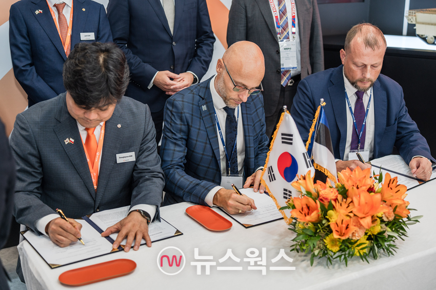김동현(맨 왼쪽) 한화에어로스페이스 LS사업부장이 에스토니아 피터 스미트(가운데) 노르탈 방산사업 총괄과 빌리코 누르모아 센서스큐 공동 창업자와 3일(현지시간) 폴란드 키엘체에서 열리고 있는 국제 방위산업 전시회(MSPO 2025)에서 보병전투장갑차 전장관리시스템 공동개발을 위한 양해각서(MOU)에 서명하고 있다. (사진제공=한화에어로스페이스)