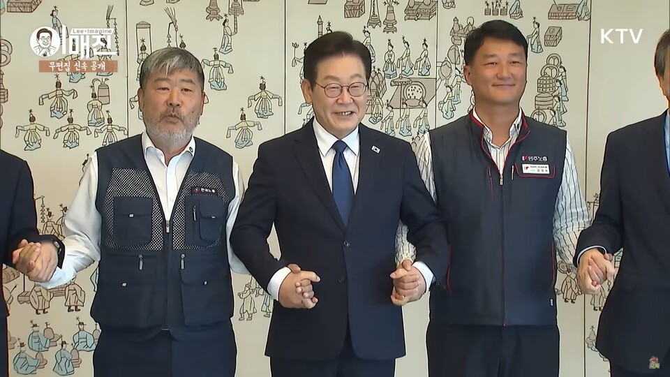 이재명 대통령이 4일 서울 용산 대통령실 청사에서 김동명 한국노동조합총연맹(한국노총) 위원장과 양경수 전국민주노동조합총연맹(민주노총) 위원장을 초청해 오찬을 겸한 간담회를 열고 기념촬영을 하고 있다. (출처=KTV)