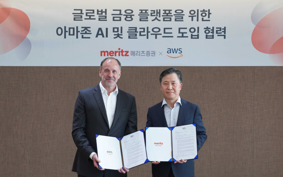 장원재(오른쪽) 메리츠증권 대표와 하이메 발레스 AWS 아시아·태평양·일본 총괄 부사장이 전날 메리츠증권 본사에서 열린 협약식에서 기념사진을 촬영하고 있다. (사진제공=메리츠증권)