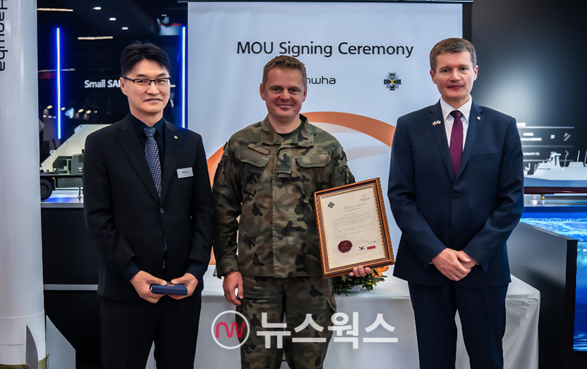 이부환(맨 왼쪽) 한화에어로스페이스 PGM사업부장이 4일(현지시간) 폴란드 국제방위산업 전시회(MSPO)에서 파웰 슈베클레이(가운데) WITU 소장과 야첵 한화에어로스페이스 유럽법인장과 155mm 탄약 관련 부품 현지 품질인증을 위한 MOU를 교환하고 기념촬영을 하고 있다. (사진제공=한화그룹)