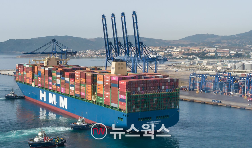 스페인 알헤시라스 터미널(TTIA)에 기항하는 2만4000TEU급 컨테이너선 'HMM 알헤시라스호'. (사진제공=HMM)