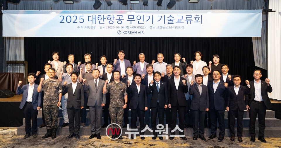 임진규(앞줄 오른쪽에서 일곱 번째) 대한항공 항공우주사업본부장과 박홍준 합동군사대학교 총장을 비롯한 주요 관계자가 기념 사진을 촬영하고 있다. (사진제공=대한항공)