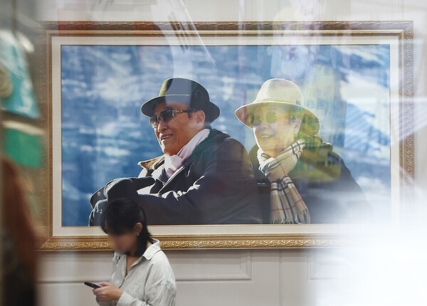 김건희 여사 관련 의혹을 수사하는 민중기 특별검사팀이 통일교 가평·서울 본부 등에 대한 압수수색을 실시한 지난 7월 18일 오전 서울 용산구 통일교 서울 본부 로비에 한학자 통일교 총재와 고 문선명 통일교 총재 사진이 걸려 있다. (사진=뉴스1)