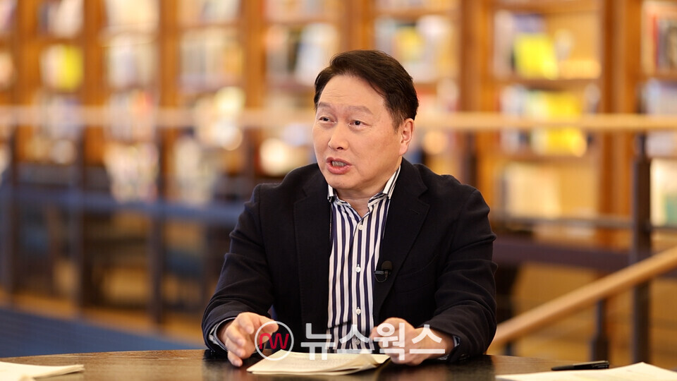 최태원 SK 회장이 지난 4월 방영된 KBS 다큐멘터리에서 메가 샌드박스에 대해 설명하고 있다. (사진제공=대한상의)