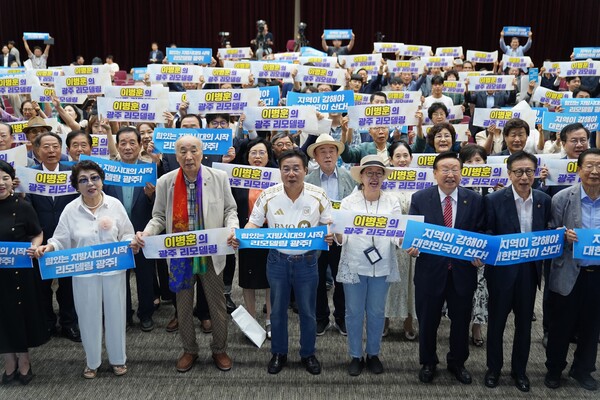 이병훈 민주당과 토크콘서트 참석한 참석자들이 구호를 외치고 있다. (사진제공=이병훈 민주당 호남발전특별위원회 수석부위원장)