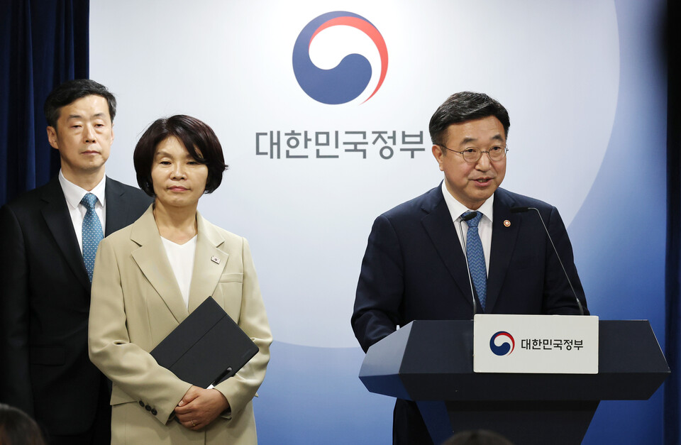 윤호중 행정안전부 장관과 한정애 더불어민주당 정책위의장이 7일 서울 종로구 정부서울청사에서 제3차 고위당정협의회 결과 브리핑을 하고 있다. (사진=뉴스1)