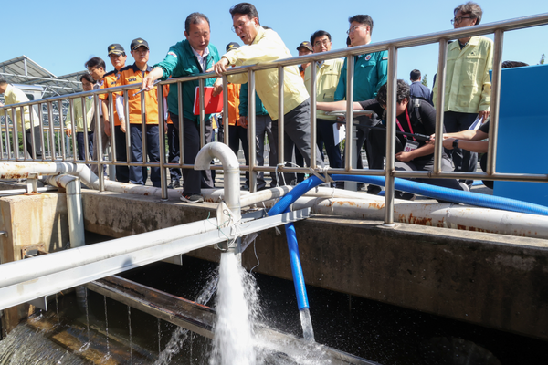 김민석 국무총리가 지난 5일 강원 강릉시 홍제정수장에서 가뭄 관련 운반 급수 현장을 점검하고 있다. (사진제공=국무조정실)