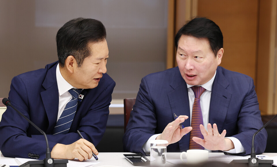 정청래 더불어민주당 대표와 최태원 대한상공회의소 회장이 8일 오전 서울 중구 대한상의에서 열린 정책 간담회에서 대화하고 있다. (사진=뉴스1)