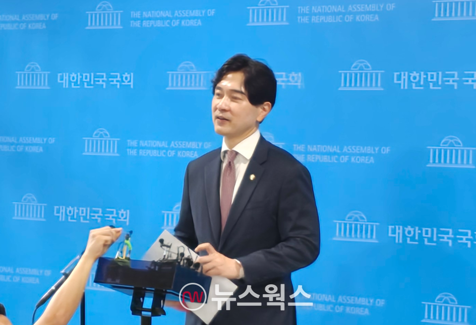 박성훈 국민의힘 수석대변인이 8일 국회소통관 백브리핑장에서 기자들에게 8일 이재명 대통령 및 여야 대표 간의 회담에 대해 설명하고 있다. (사진=원성훈 기자)