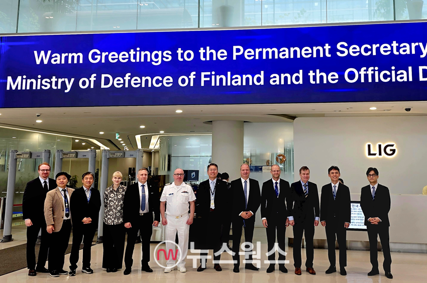 박종성(오른쪽 두 번째) LIG넥스원 미래전략부문장을 비롯한 풀키넨 필란드(오른쪽 세 번째) 국방부 차관과 유리 예르비아호(오른쪽 네 번째) 주한 핀란드대사 등 주요 관계자들이 지난 8일 LIG넥스원 판교하우스에서 미팅 후 기념촬영을 하고 있다. (사진제공=LIG넥스원)