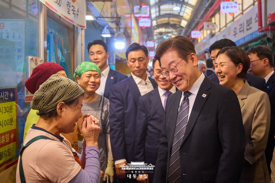 이재명 대통령이 5일 인천 미추홀구 용현시장을 방문해 상인들과 인사하고 있다. (사진제공=대통령실)