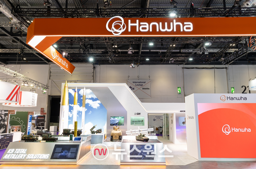 영국 런던에서 9일부터 오는 12일까지 실시되는 글로벌 방산 전시회 'DSEI'에 참가한 한화 전시관에 'K9' 자주포와 '천무' 유도탄, 모듈화 '장약(MCS)' 등 유럽에 최적화된 제품들이 전시돼 있다. (사진제공=한화그룹)