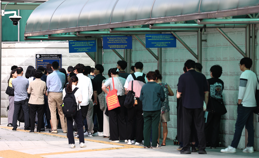 조지아 구금 사태에 미국 비자 문제가 수면 위로 드러난 가운데, 8일 오전 서울 종로구 주한 미국대사관 앞에서 시민들이 미국 비자를 발급받기 위해 줄을 서고 있다. (사진=뉴스1)