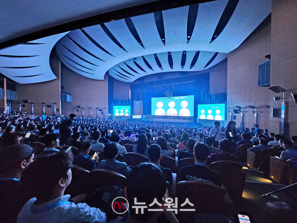 9일 '스노우플레이크 월드 투어 서울' 참석자들이 최기영 스노우플레이크 한국지사장의 키노트를 듣고 있다. (사진=박광하 기자)