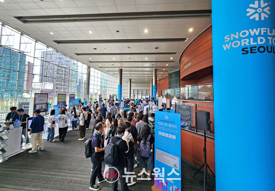9일 '스노우플레이크 월드 투어 서울' 참여자들이 행사장 밖에 마련된 파트너사 부스, 스노우플레이크 행사 부스를 둘러보고 있다. (사진=박광하 기자)