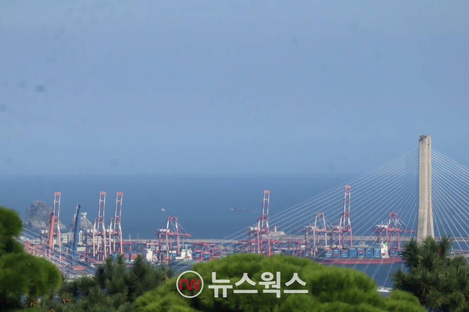 부산항대교 너머 신선대부두에 선박과 컨테이너들이 보이고 있다. (사진=박성민 기자)