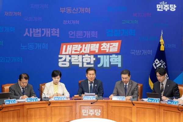 정청래(가운데) 민주당 대표가 지난 3일 국회에서 열린 민주당 최고위원회의에서 발언하고 있다. (사진제공=민주당)