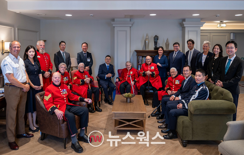 구본상 회장과 신익현 대표를 비롯한 LIG 임직원들이 8일(현지시간) 영국 런던 첼시 왕립보훈병원을 방문해 한국전 참전용사들에게 감사의 마음을 전하고 있다. (사진제공=LIG넥스원)