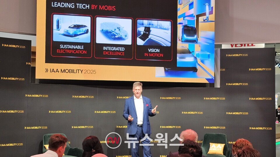 현대모비스 영업부문장 악셀 마슈카 부사장이 9일(현지시간) 'IAA 모빌리티 2025' 전시장에서 전동화, 전장 핵심 부품 등을 중심으로 한 유럽 시장 공략 전략을 발표하고 있다. (사진제공=현대모비스)