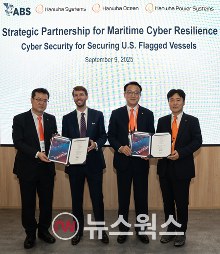 한화 3사 및 미국 선급협회 관계자들이 9일(현지시간) 이탈리아 밀라노에서 개최된 '가스텍 2025' 현장에서 미국 해안경비대의 사이버보안 규정과 미국 기국 선박 요건 대응을 위한 공동연구 추진 협약을 체결하고 있다. (사진제공=한화시스템)