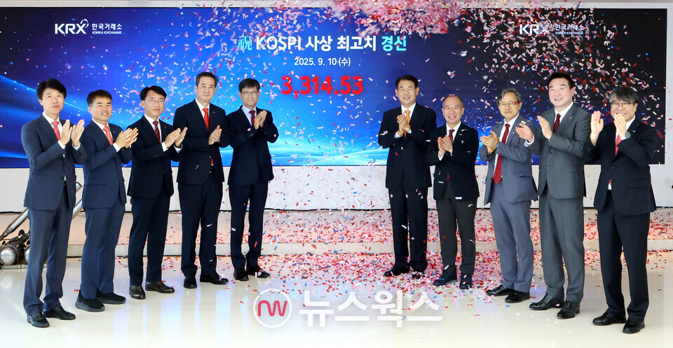 10일 코스피가 사상 최고치를 경신하자 정은보(오른쪽에서 다섯번째) 한국거래소 이사장과 임직원들이 거래소 부산 본사에서 축하 세리머니를 하고 있다. (사진제공=한국거래소)