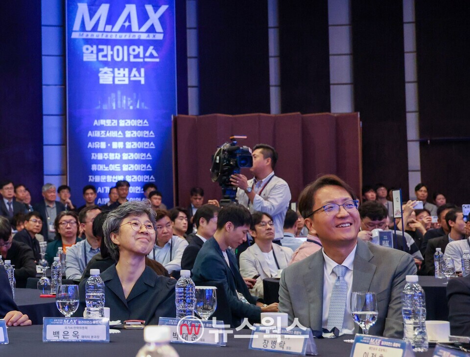 10일 서울 중구 웨스틴조선호텔에서 열린 '제조 AX 얼라이언스' 출범식에서 박대준 쿠팡 대표이사(오른쪽)와 백은옥 국가AI전략위원회 데이터 분과장이 참석했다. (사진제공=쿠팡)