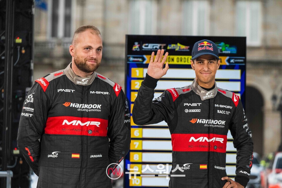 한국타이어가 후원하는 'PAST 레이싱팀' 소속 힐 멤브라도 선수가 기념 촬영을 하고 있다. (사진제공=한국타이어)