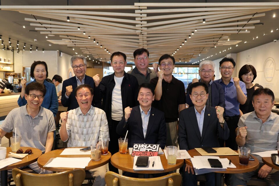 안철수 의원은 10일 오후 4시 분당의 한 커피숍에서 인근주민들과 함께하는 '성남역 중심지 및 복합환승센터 추진 간담회'를 가졌다.(사진제공=성남시의회 박종각 시의원)