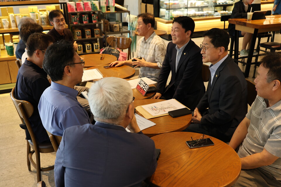 안철수 의원은 10일 오후 4시 분당의 한 커피숍에서 인근주민들과 함께하는 '성남역 중심지 및 복합환승센터 추진 간담회'를 가졌다.(사진제공=성남시의회 박종각 시의원)