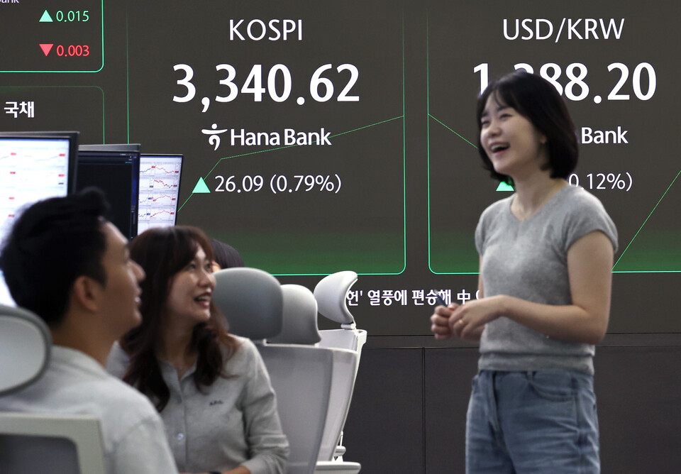 11일 오전 서울 중구 하나은행 딜링룸 전광판을 통해 표시되는 코스피 지수가 사상 최고치를 경신하며 상승세를 보이고 있다. (사진=뉴스1)