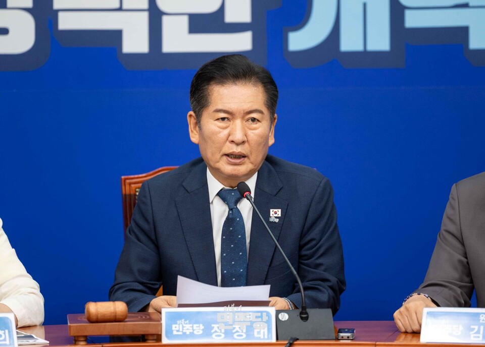 정청래(가운데) 더불어민주당 대표가 서울 여의도 국회에서 열린 당 최고위원회의에서 발언하고 있다. (사진제공=민주당)