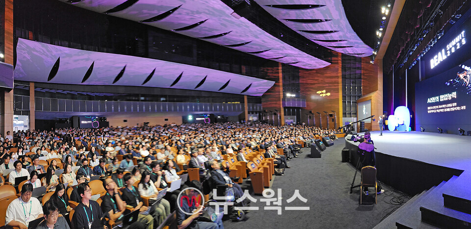 삼성SDS가 11일 서울 코엑스에서 개최한 고객초청행사 '리얼 서밋(REAL Summit) 2025' 참석자들이 발표를 듣고 있다. (사진=박광하 기자)