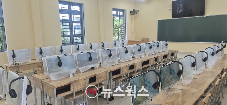 KT&G복지재단은 베트남 북부지역 뚜옌꽝 성(省)에 위치한 뚜꽌 초등학교 건물 리모델링 준공식을 10일 개최했다. 사진은 증축된 뚜꽌 초등학교의 정보기술 교실 모습. (사진제공=KT&G)