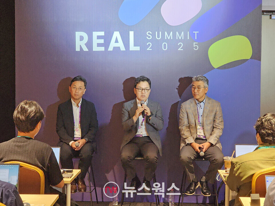 송해구(왼쪽부터) 삼성SDS 솔루션사업부장(부사장), 이준희 삼성SDS 대표이사(사장), 이호준 삼성SDS 클라우드서비스사업부장(부사장)이 기자들의 질문에 답변하고 있다. (사진=박광하 기자)