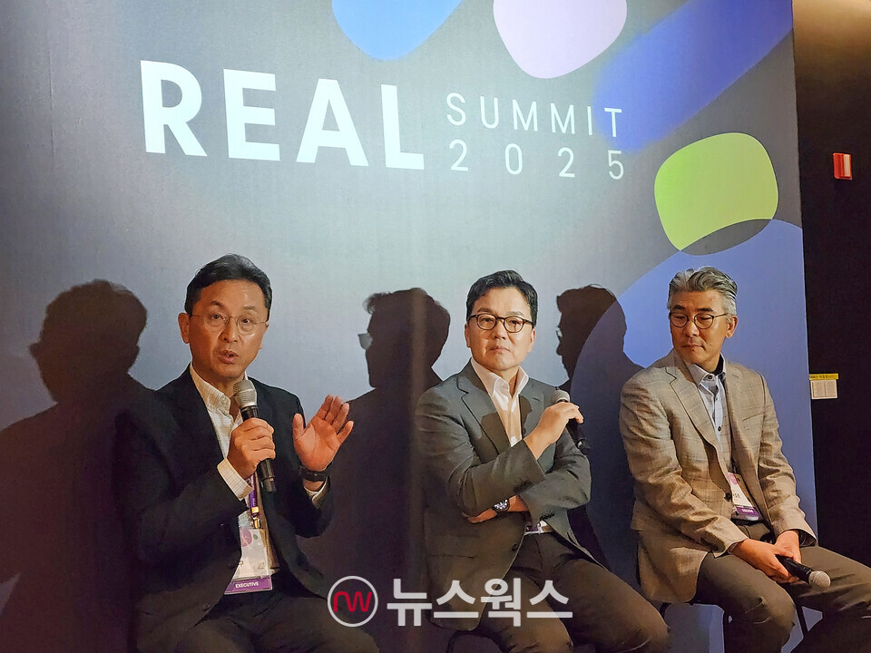 송해구(왼쪽부터) 삼성SDS 솔루션사업부장(부사장), 이준희 삼성SDS 대표이사(사장), 이호준 삼성SDS 클라우드서비스사업부장(부사장)이 기자들의 질문에 답변하고 있다. (사진=박광하 기자)