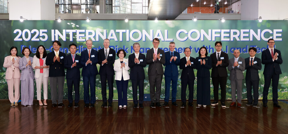 이찬진(왼쪽에서 아홉번째) 금융감독원장이 이향숙(왼쪽에서 여덟번째) 이화여자대학교 총장 및 컨퍼런스 참가자들과 기념촬영을 하고 있다. (사진제공=금융감독원)