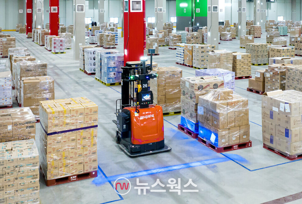 쿠팡 물류센터에서 무인지게차로 상품 적재 작업이 이뤄지고 있다. (사진제공=쿠팡)