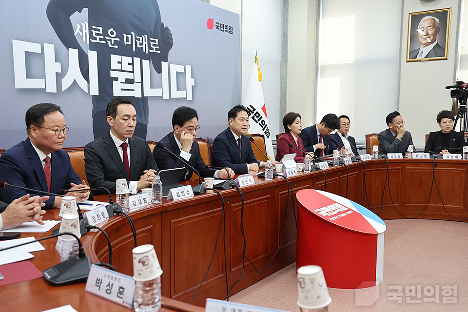 장동혁(왼쪽 네 번째) 국민의힘 대표가 11일 국회에서 열린 최고위원회의에서 발언하고 있다. (사진제공=국민의힘)