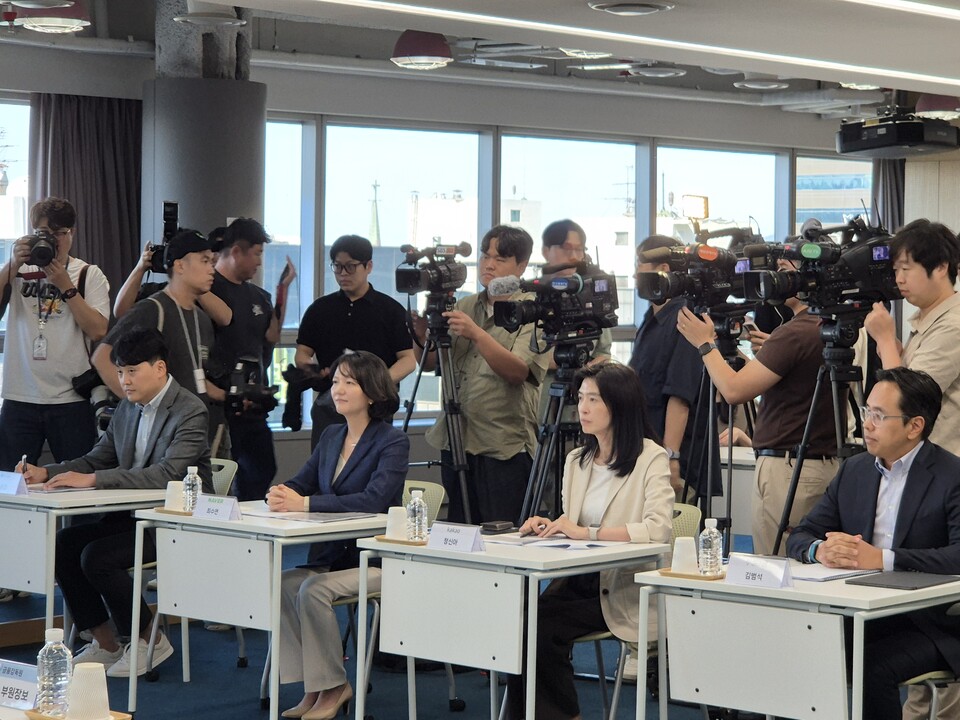 빅테크 대표들이 이찬진 금융감독원장의 발언을 듣고 있다. 왼쪽부터 이승건 토스 대표, 최수연 네이버 대표, 정신아 카카오 대표, 김범석 쿠팡 대표. (사진=정희진 기자)